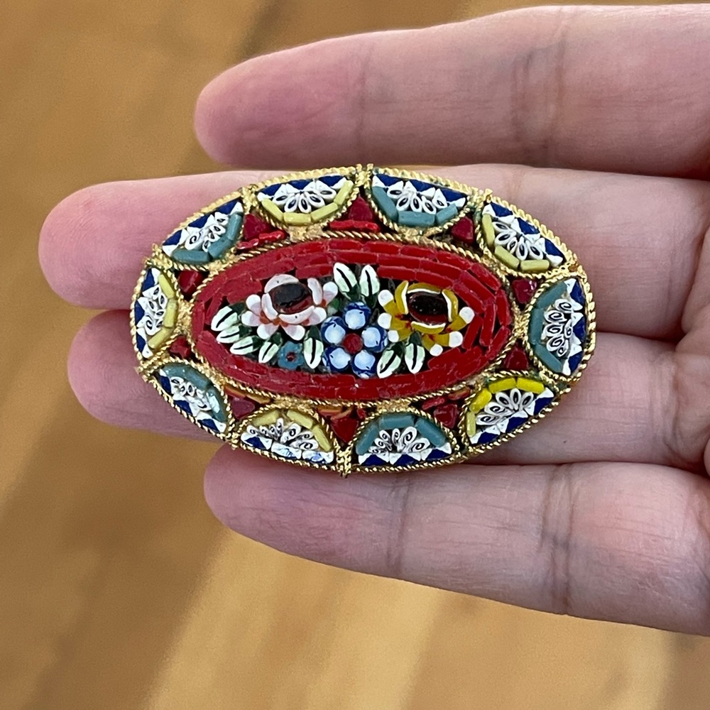 Italian detailed micro mosaic gold tone pin brooch - Picture 6 of 12